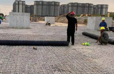 宝塔土工格栅铺设前地基要怎么处理？